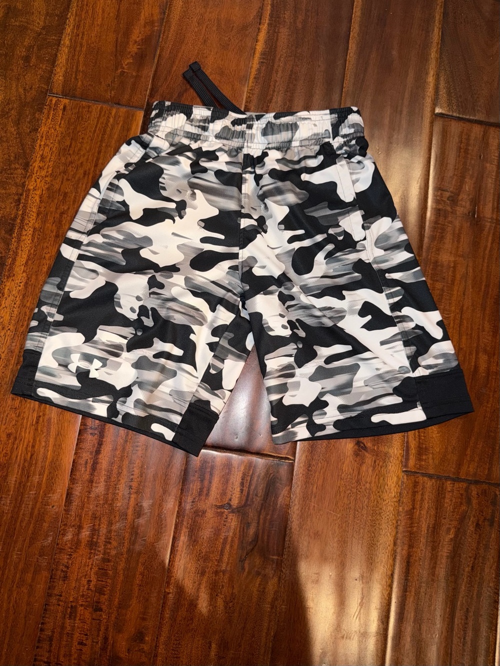 UA camo print athletic shorts - youth S
